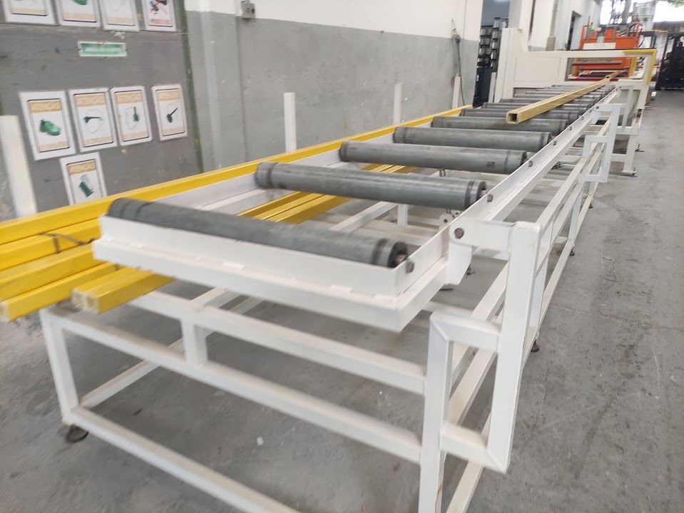 Mesa de salida con un perfil producido por la línea AUMEK de pultrusión